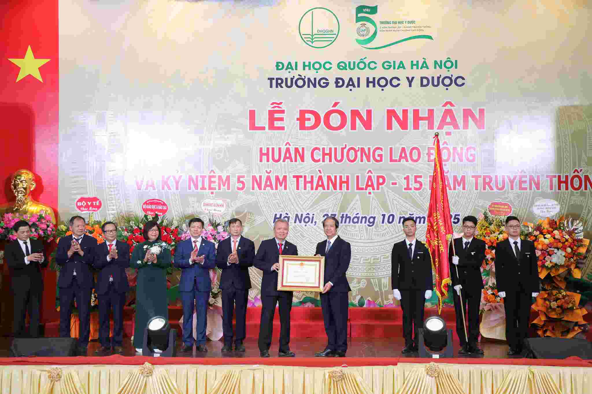 Trường Đại học Y Dược, ĐHQGHN vinh dự đón nhận Huân chương Lao động hạng Ba